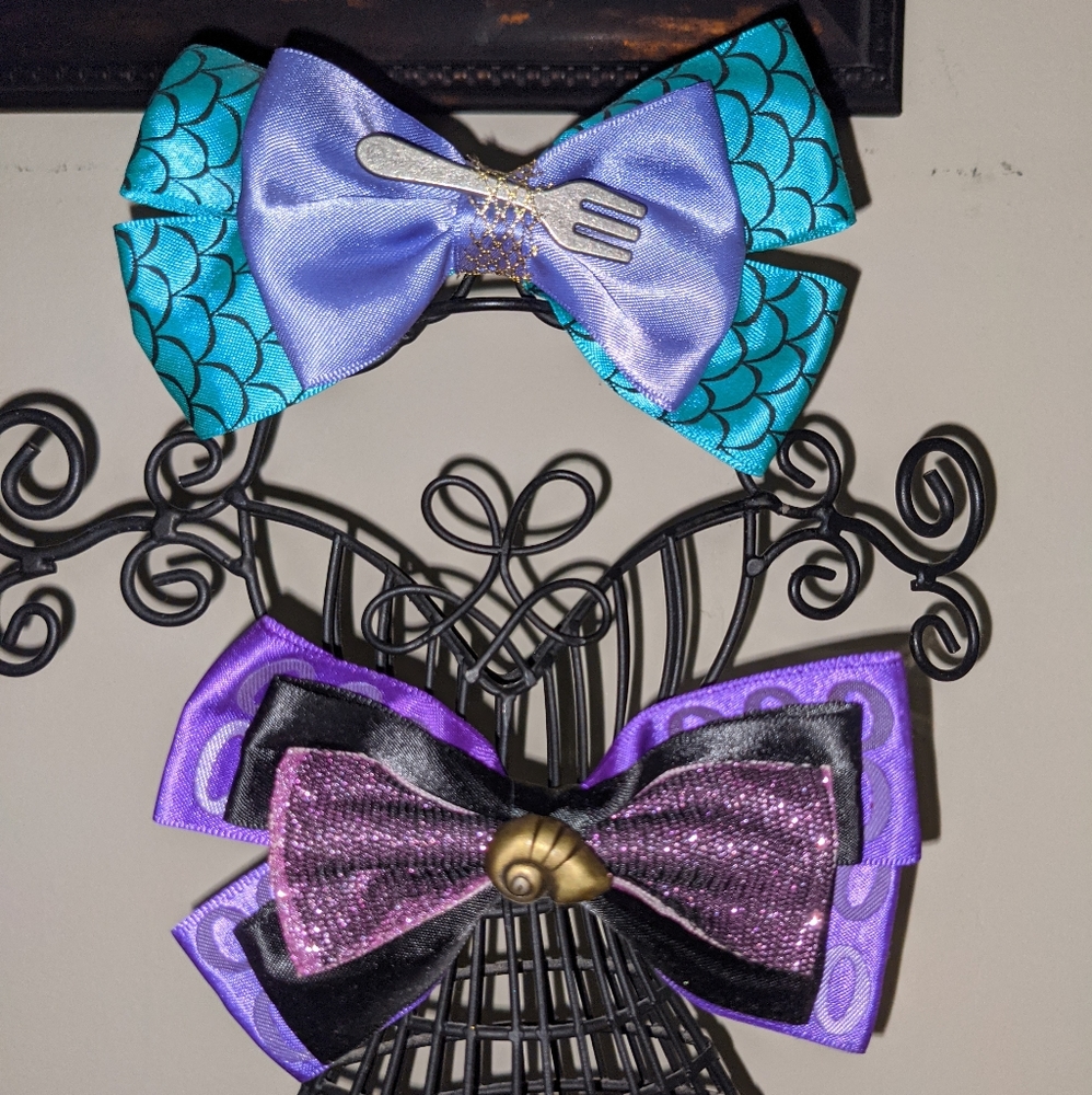 Pocketwatch necklace, and 2 Disney hair bows - Picture 4 of 5